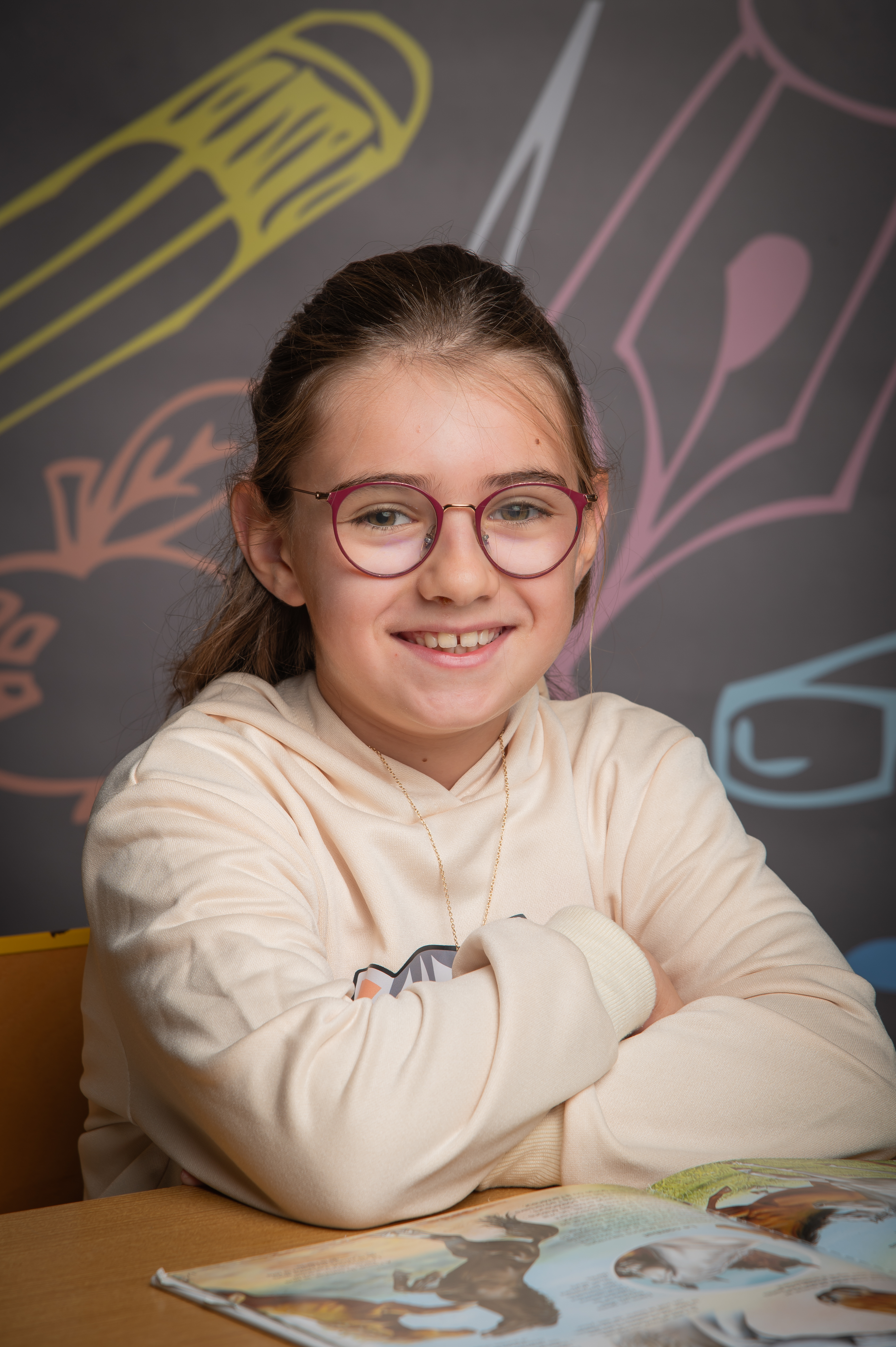 Portrait scolaire d'une &eacute;l&egrave;ve souriante