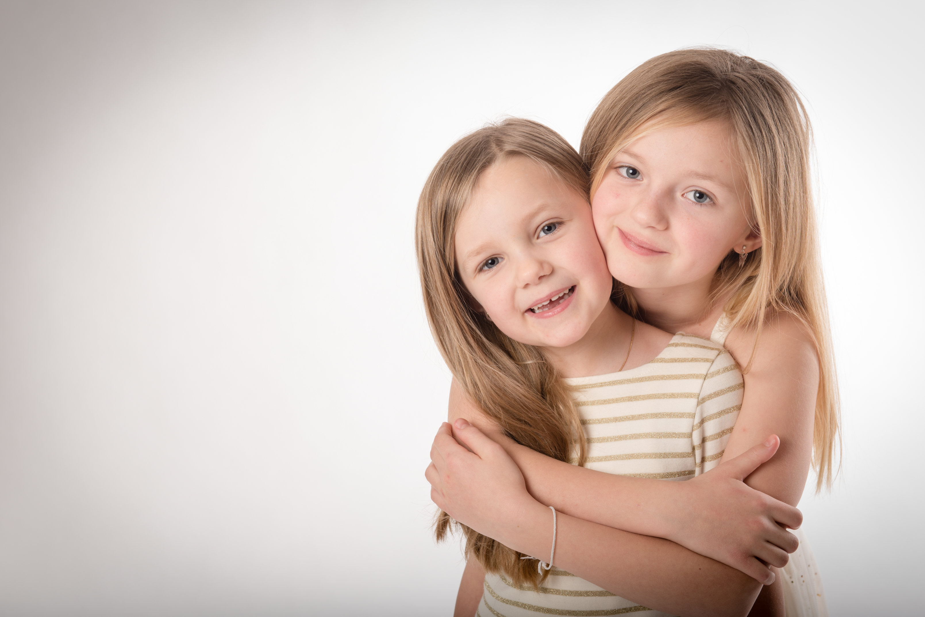 Deux s&oelig;urs enlac&eacute;es, portrait famille