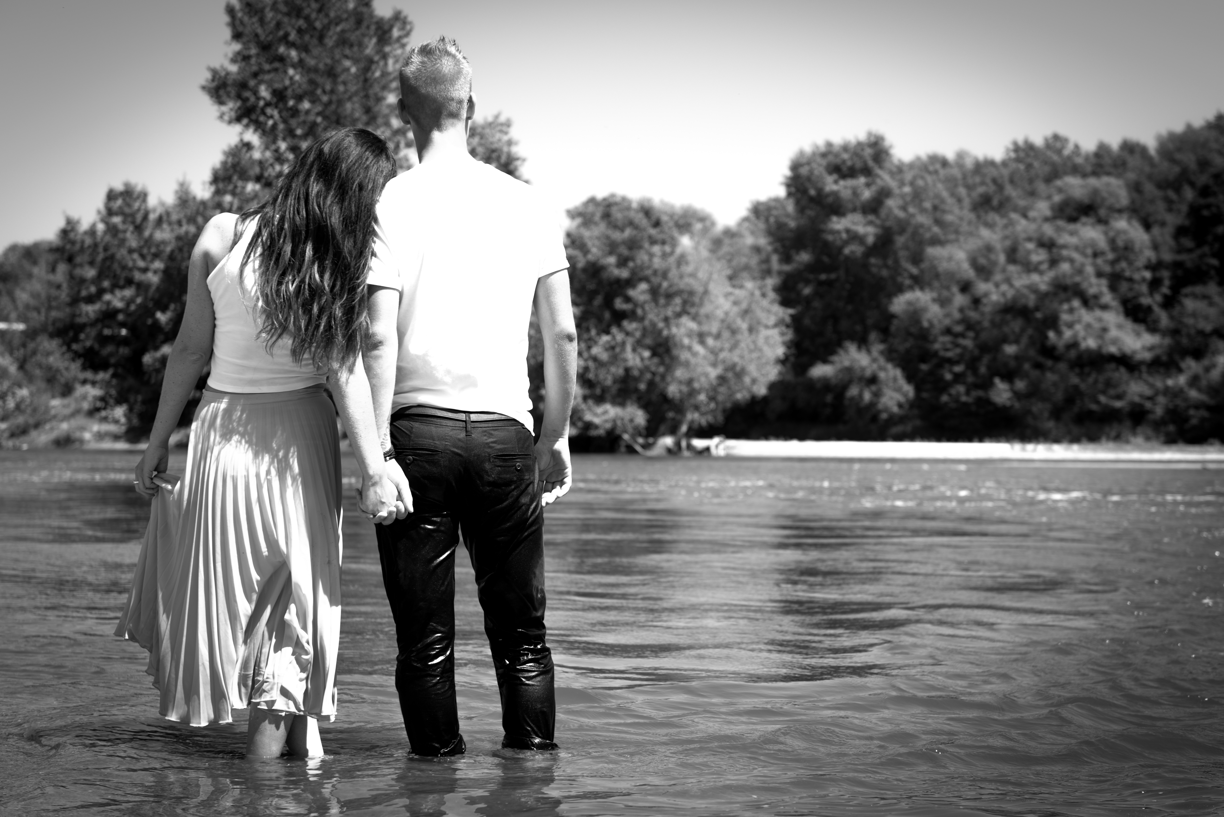 Couple de mari&eacute;s dans l'eau